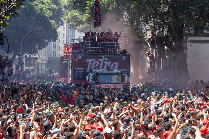 Multitudinaria bienvenida tuvo Flamengo en su llegada a Río de Janeiro tras lograr la Copa Libertadores en Lima