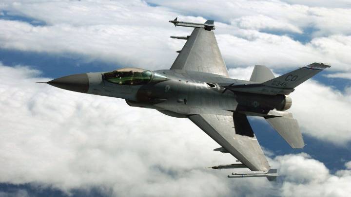 Comenzó el viaje de los F-16 que compró el Gobierno: los detalles del itinerario y cuándo llegan a la Argentina
