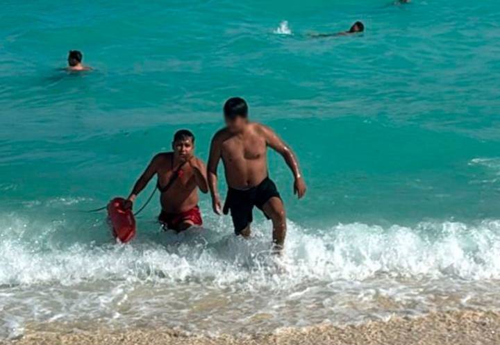 Cancún: salvan a turista de morir ahogado en Playa Delfines