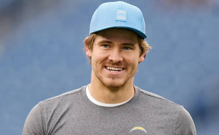 Is Justin Herbert playing today for Chargers vs Eagles on MNF in 2025 NFL Week 14?