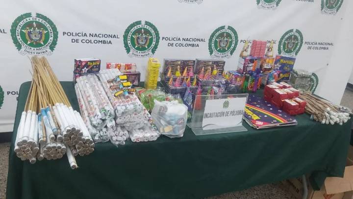¡Explosivo golpe en Bosa! Decomisan más de 6.500 unidades de pólvora ocultas en cajas, bolsas y puestos improvisados