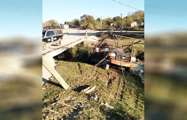 Pierde frenos y cae en el río Escondido