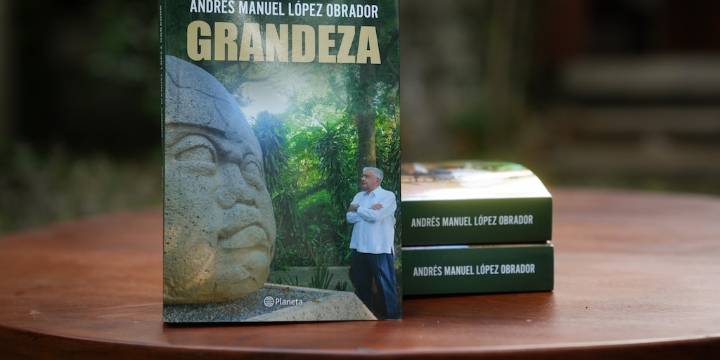 Morena recibe en el Senado ejemplares del nuevo libro de AMLO, ‘Grandeza’