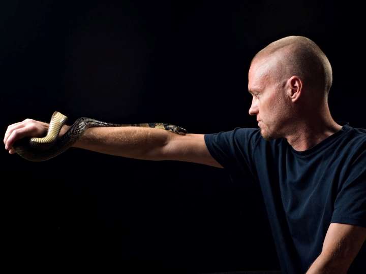 “Me mordieron más de 200 víboras”: la impactante historia del hombre cuya sangre podría producir antiveneno