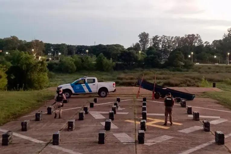 Incautaron otro cargamento de cigarrillos que intentaban cruzar desde Concordia a Uruguay por el río