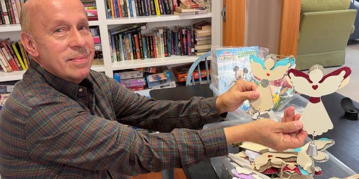 Finding Solutions: Local man makes ornaments for cancer patients in late wife’s memory