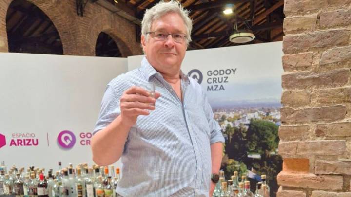 La historia del australiano que transformó en Mendoza su pasión por el whisky en un modo de vivir