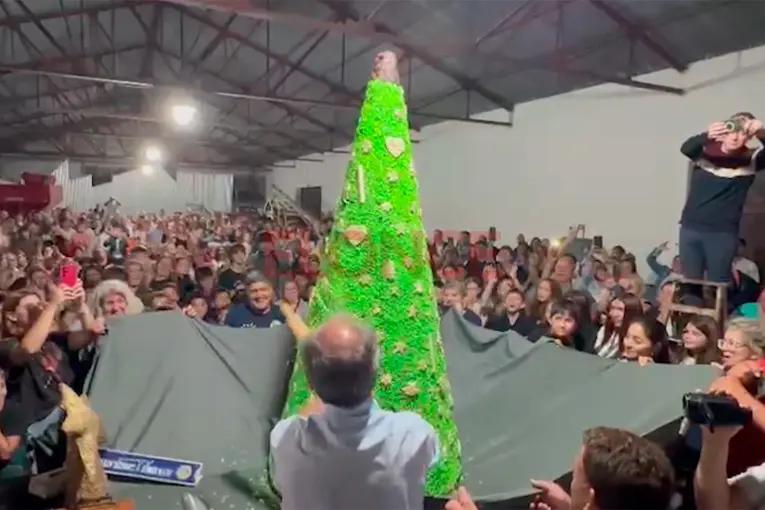 Árbol de Navidad de chocolate en Gilbert: “Fue especial”, aseguró el intendente