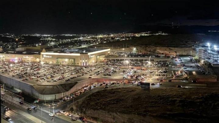 Saturan centros comerciales por compras navideñas