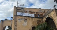 Cort coloca una lona sobre el muro derrumbado del Baluard de Sant Pere anunciando obras inminentes