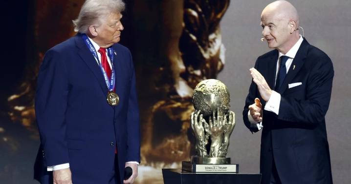 Donald Trump recibe el primer premio FIFA de la Paz