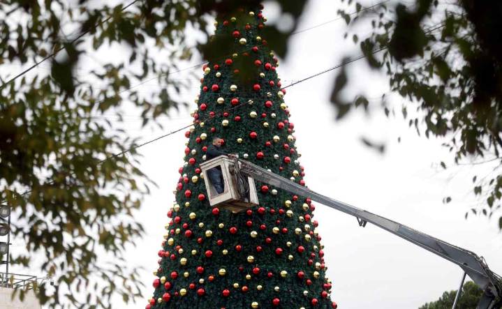 Belén vuelve a iluminar su árbol de Navidad después de dos años; ceremonia honra a víctimas de Gaza