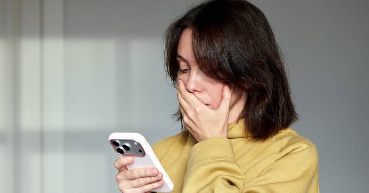 “False Intimacy” Is The Dating Red Flag You May Not Notice At First