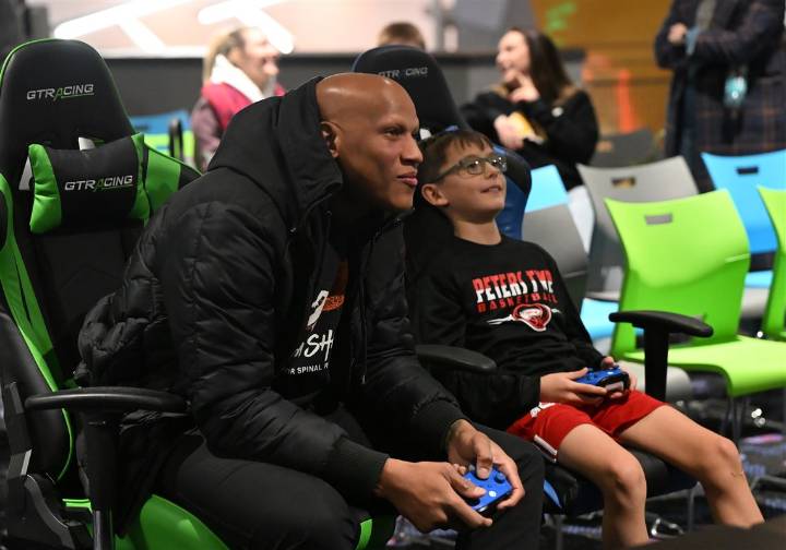 A spine of steel: RMU students help to raise awareness for Shazier foundation