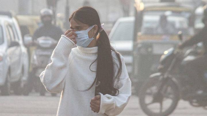 Delhi air quality remains ‘very poor’ with AQI at 323 as toxic smog persists