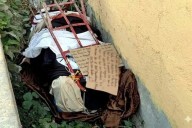 Hallan dos cuerpos con narcoamenazas