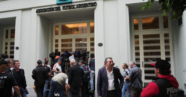 Police raid Argentine soccer clubs and AFA as part of investigation into alleged money laundering