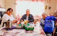Reciben adultos mayores apoyos del PAAM