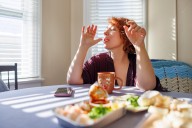 Dear Annie: Can I help my friend improve her awkward table manners?