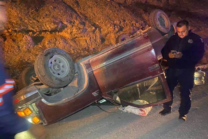 Pareja de adultos mayores salva su vida tras volcar en la carretera Saltillo