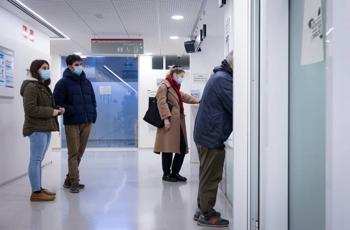 Las mascarillas serán obligatorias en centros de salud y residencias ante el avance de la gripe en Cataluña