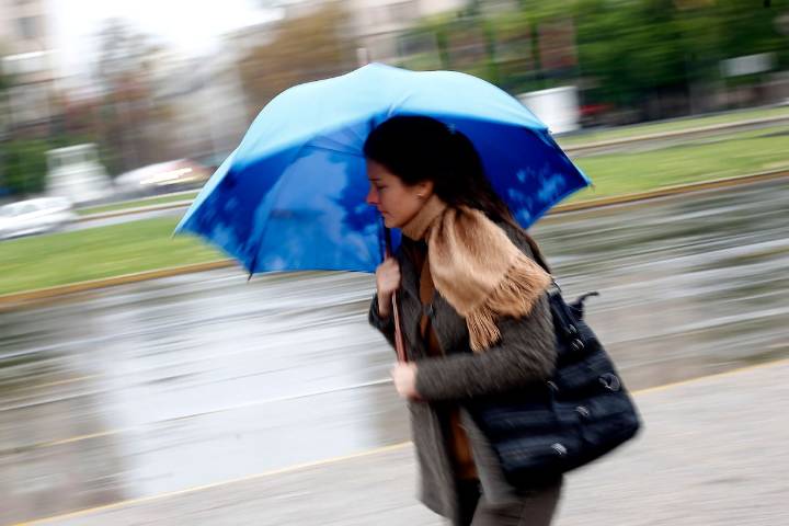 Hasta 30 mm de lluvia: revelan dónde se concentrarán las precipitaciones de este sábado en Chile