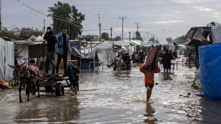 El horror sigue en Gaza: el temporal de lluvias provoca el colapso de los pocos edificios que quedan en pie y deja ocho muertos