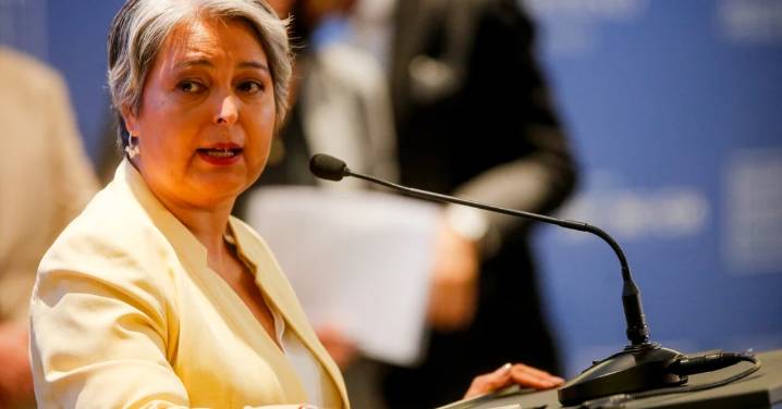 “Lamento que el agua se haya privatizado en la dictadura que apoyó la derecha chilena”, critica Jara en debate