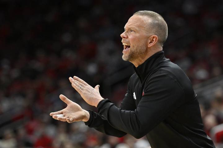 Deadspin | No. 11 Louisville shoots the lights out in runaway rout of Memphis