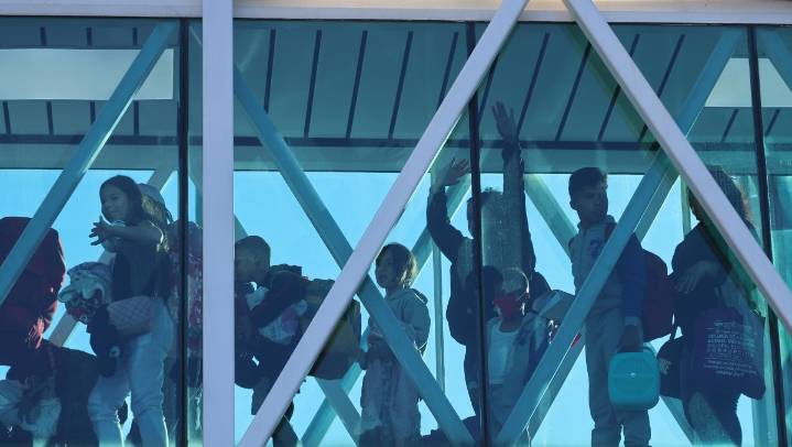 Niños abandonan EU tras deportación de familiares
