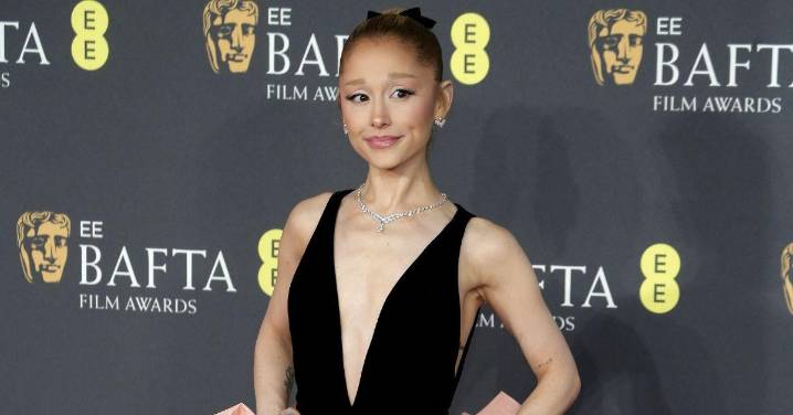 Ariana Grande Sparks Panic As Expert Warns Of Singer's 'Dysmorphia'