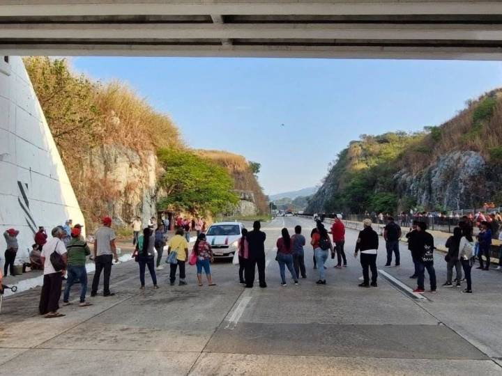 Pobladores paralizaron la Autopista del Sol por 7 horas