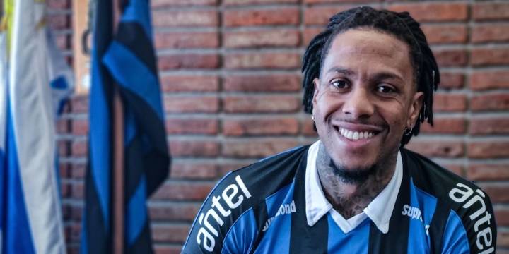 Abel Hernández, en disputa de los tres grandes del Perú; su agente afirma existencia de contacto con Alianza Lima
