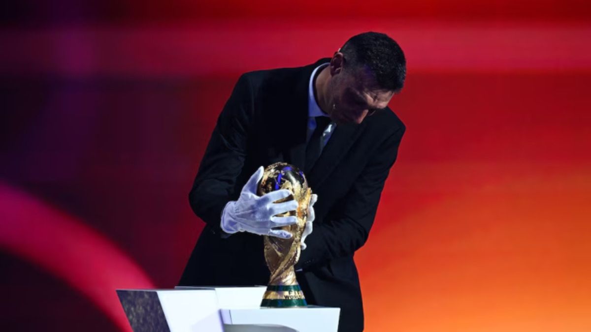 Lionel Scaloni analizó el sorteo del Mundial y contó por qué usó guantes al trasladar la Copa