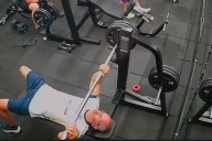 Hacía barra en el gimnasio, se le cayó encima del pecho y murió