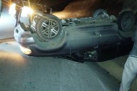 Encuentran camioneta volcada en el Camino Real; estaba abandonada