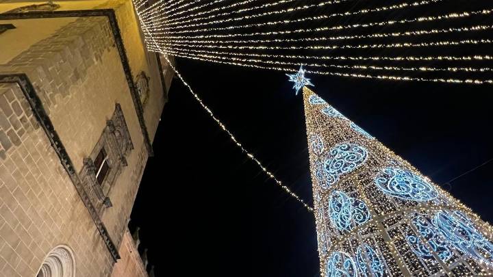 Se descuelga una guirnalda de la iluminación navideña en la plaza de España de Badajoz