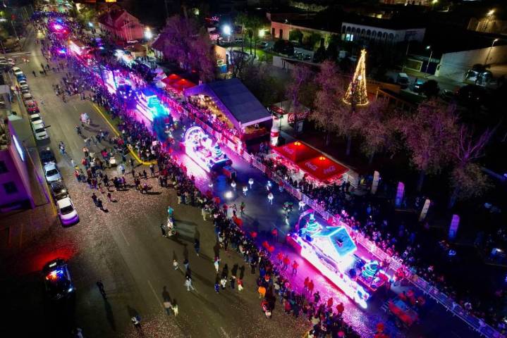 Despierta desfile Coca-Cola el espíritu navideño de los saltillenses