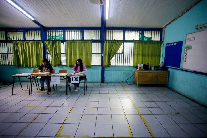 La alta multa que pone el Servel a los vocales de mesa que no se presenten este domingo en la segunda vuelta