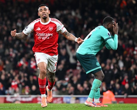 Mosquera’s last-gasp own goal hands Arsenal dramatic win against luckless Wolves