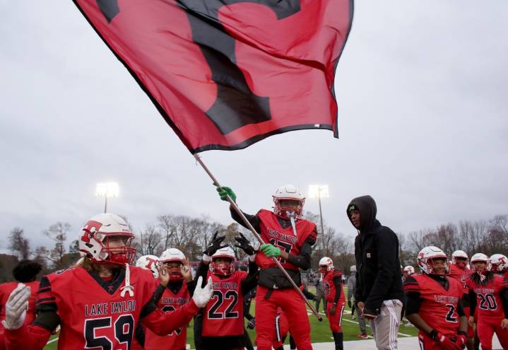 Last-play touchdown pass lifts Lake Taylor past Magna Vista in Class 3 semifinal