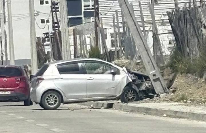 Accidente en Lomas del Bosque: Sin luz tras choque contra poste