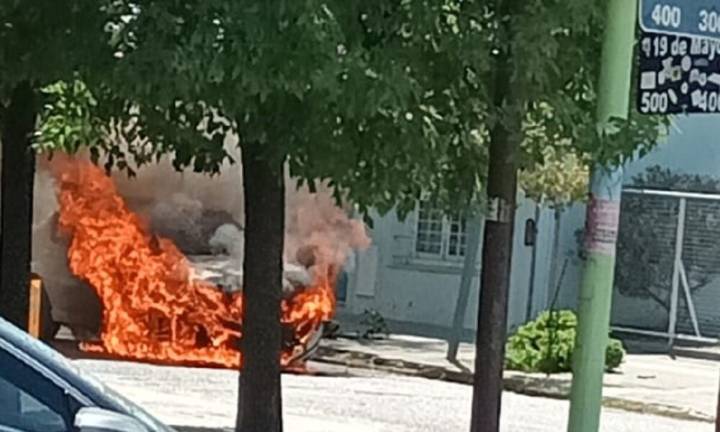 Se prendió fuego un taxi en el centro: el conductor logró salir a tiempo