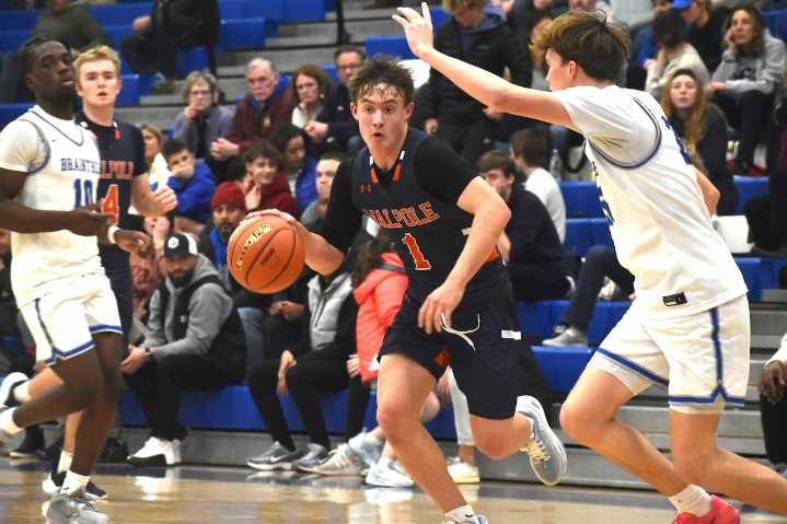Led by multi-sport athletes, Walpole boys basketball shooting for playoffs this winter