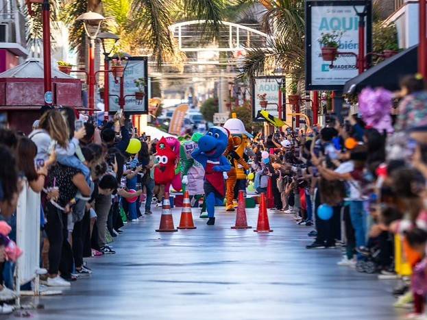 ¿Está muerto el centro de Arica? Carrera de corpóreos reactivó el Paseo 21 de Mayo