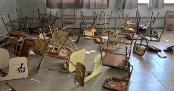 Alumnos descontrolados arruinaron un aula porque no les quisieron dar un día libre