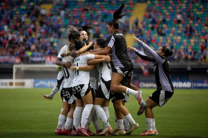 Una alegría en el centenario: Colo Colo se consagra tetracampeón del fútbol femenino tras vencer a la U