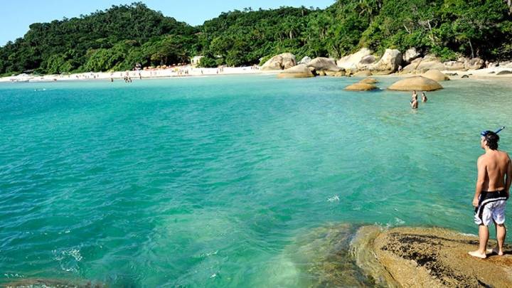 La isla del sur de Brasil que tiene playas vírgenes protegidas y es de acceso limitado