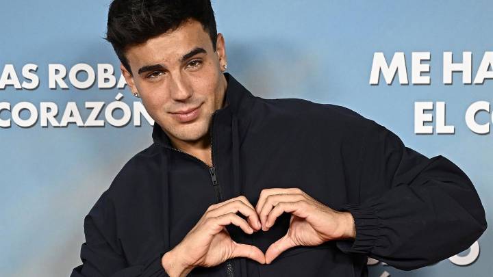 Ana Mena, una más de la familia en el estreno de la última película de Óscar Casas