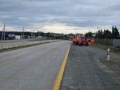 Instalan tachas reflectantes en camino al aeropuerto para reforzar la seguridad vial